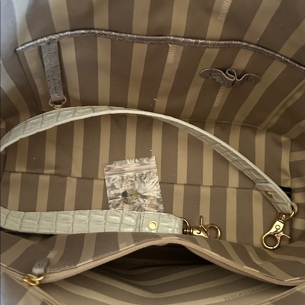 Elegant Floral Embossed Handbag - Picture 9 of 9